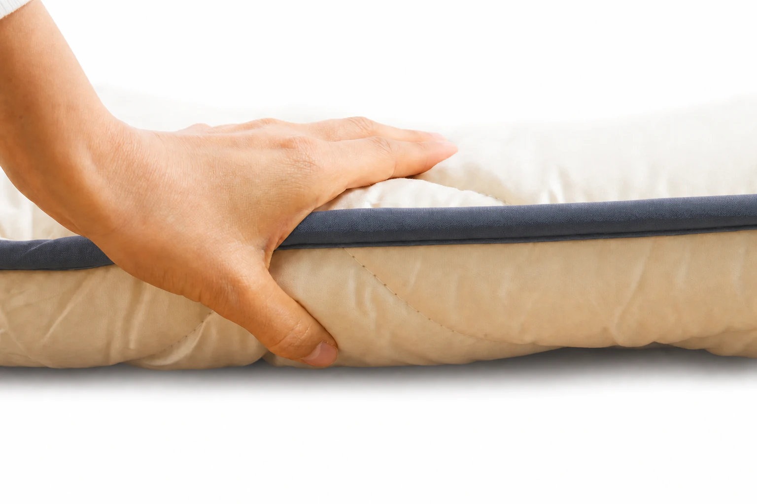 A hand showing HIMARI's approximate 10 cm loft
