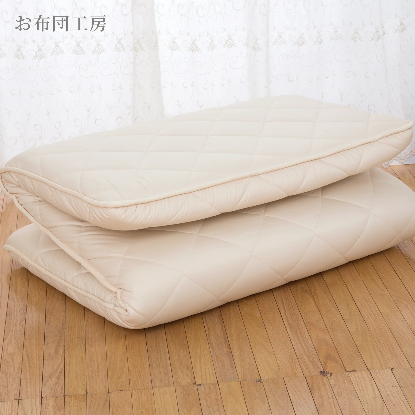 SORA ivory shikibuton laid flat with grey piping and approx. 12 cm loft