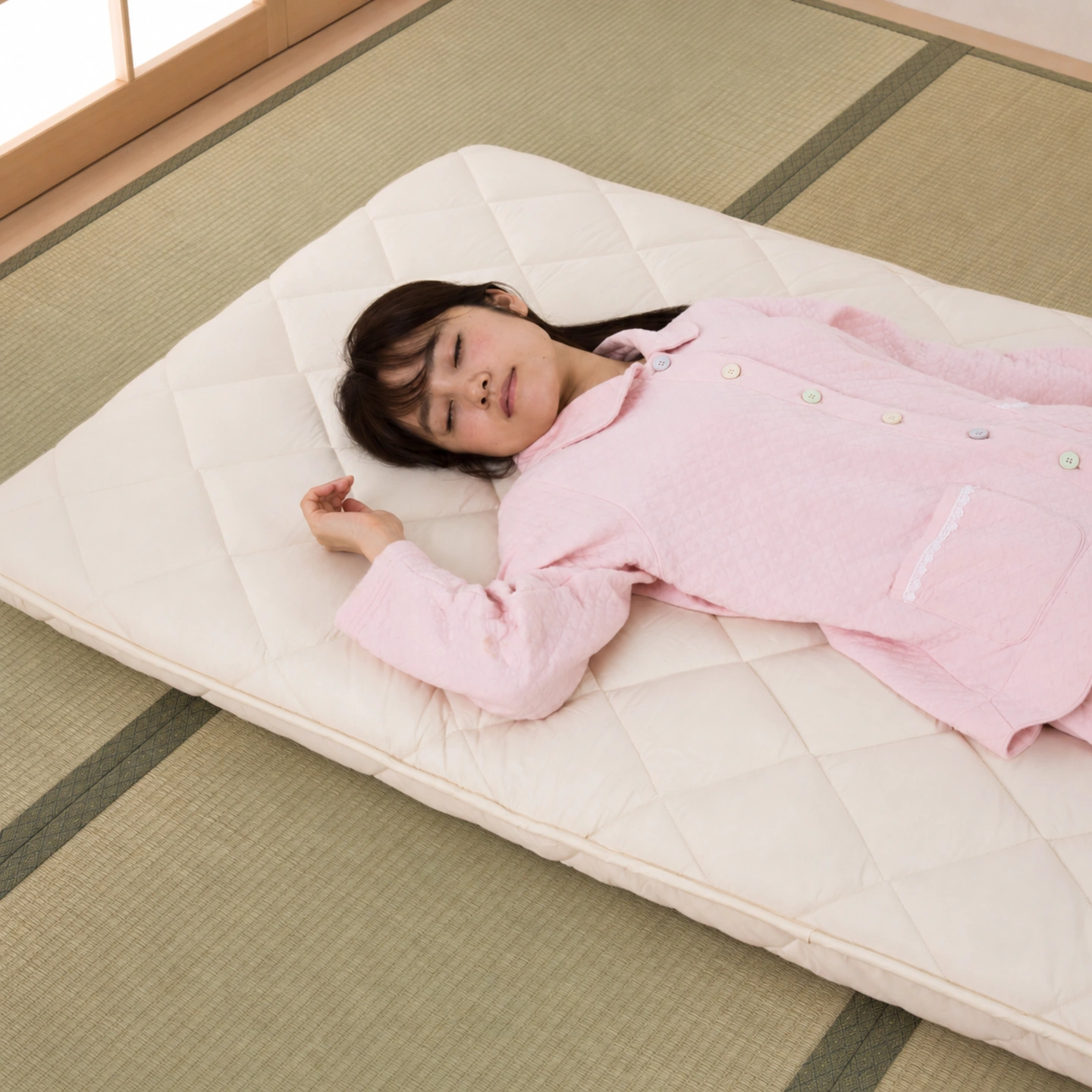 SORA shikibuton on natural igusa tatami with a model resting